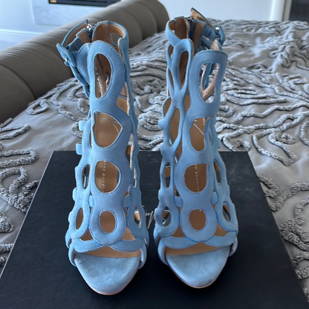 🔥SALE!!GORGEOUS!Giuseppe Zanotti Circle Cut out Cage blue booties with dust bag
